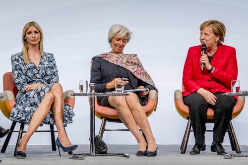 Ivanka Trump alla Merkel: papà rispetta le donne. Fischi in sala