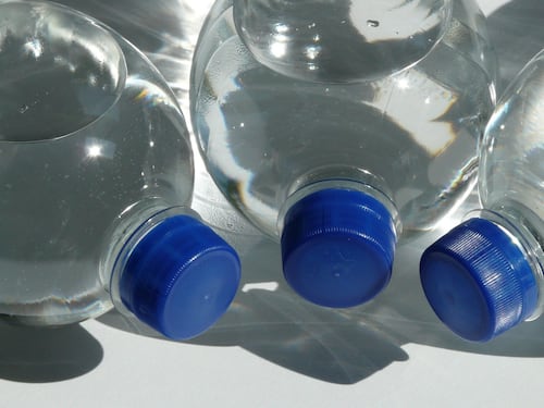 Qual è la migliore acqua in bottiglia: la classifica di Altroconsumo. La più buona da bere