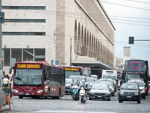 Sciopero dei trasporti pubblici, l’adesione è bassa: niente venerdì nero