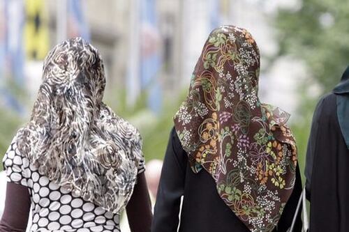 Le aziende possono vietare alle proprie dipendenti di indossare il velo islamico