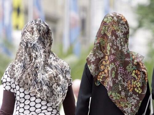 Le aziende possono vietare alle proprie dipendenti di indossare il velo islamico