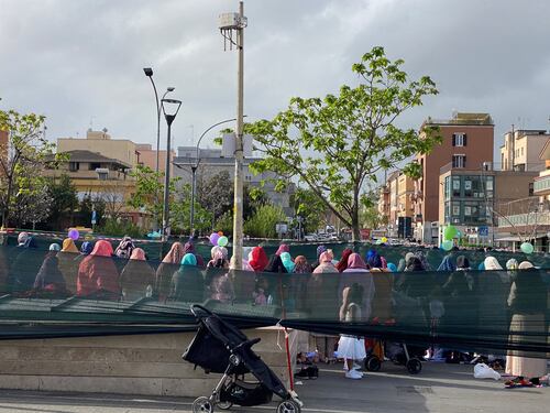 Ramadan, i musulmani pregano e le donne vengono segregate dentro un recinto
