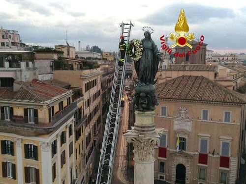 Piazza di Spagna, i fiori dei vigili del fuoco alla Madonna