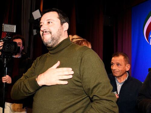 Salvini avverte Conte: "Vuole modificare i decreti sicurezza? Faremo le barricate"