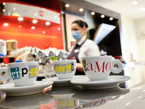Mancano 200mila lavoratori in bar e ristoranti. Riesplode la polemica sul reddito di cittadinanza