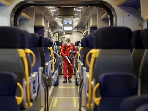 Treni pieni, stop al distanziamento sull'Alta Velocità. Scienziati in rivolta