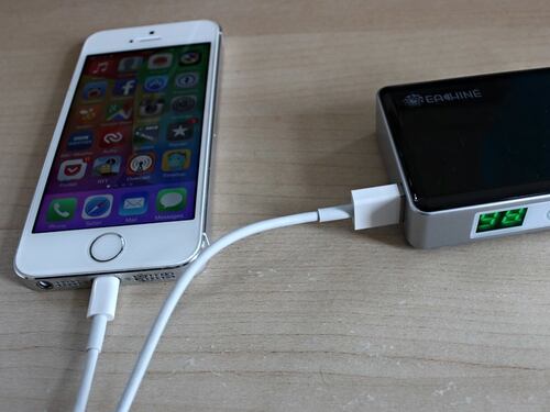 Esplode una power bank nello zaino dello studente: tre feriti in ospedale
