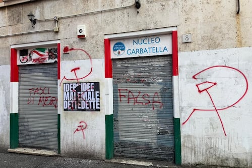 Roma, vandali contro la sede di FdI: "Colpa del clima d'odio della sinistra"