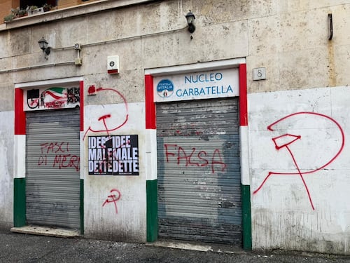 Roma, vandali contro la sede di FdI: "Colpa del clima d'odio della sinistra"