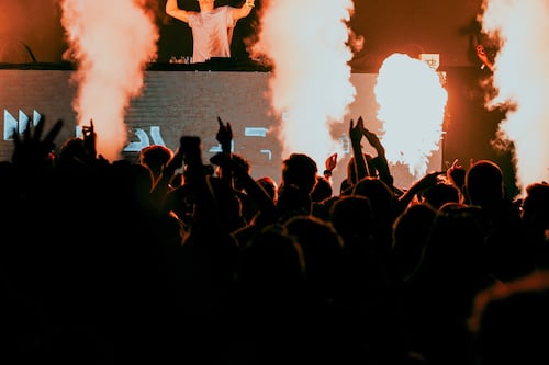 A Berlino riaprono le discoteche senza mascherina e distanziamento. Il giudice dà ragione ai club
