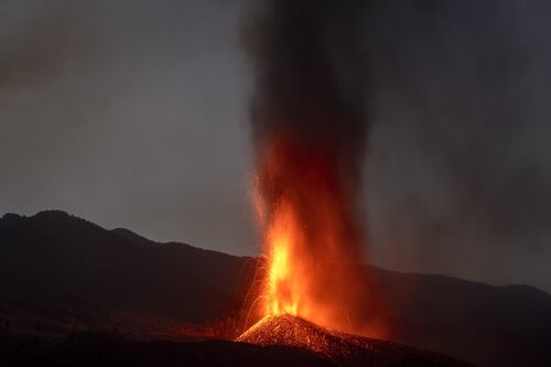 Il vulcano delle Canarie spaventa anche l'Italia: dove può arrivare la nube tossica