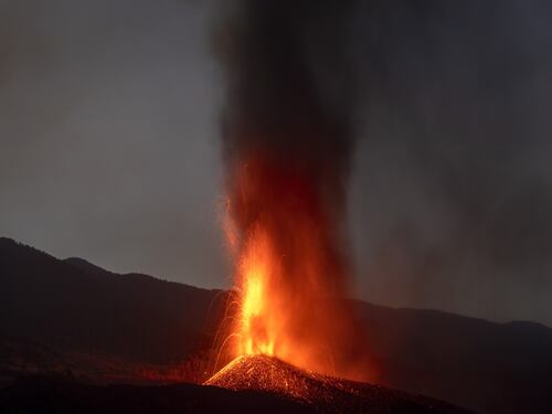 Il vulcano delle Canarie spaventa anche l'Italia: dove può arrivare la nube tossica