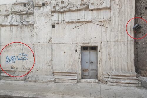 Pantheon deturpato dai vandali: gli alieni esistono. Bufera sul Comune: "Videocamere fuori uso da anni"
