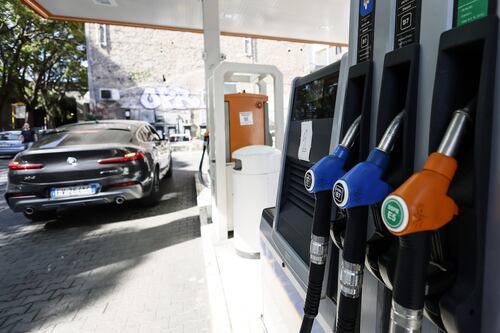 Prezzi benzina, salgono ancora i costi anche se i listini vanno al ribasso