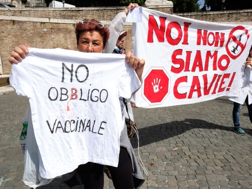 Premio Nobel Medicina, rivolta dei camici no-vax: “Propaganda, schiaffo in faccia”