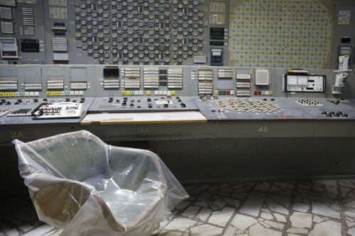 Torna il terrore nucleare a Chernobyl: incendi attorno alla centrale, bombardata la città dei tecnici