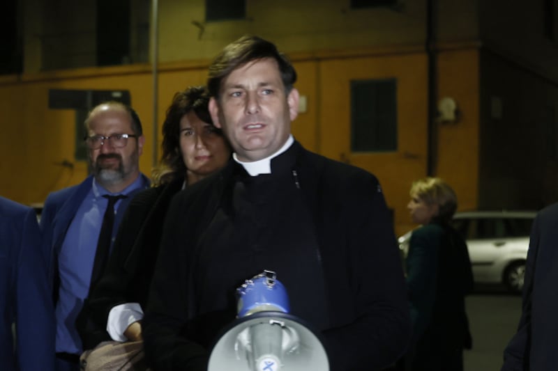 Don Coluccia accerchiato e minacciato da pusher stranieri, paura al Quarticciolo. Con lui Andrea Stroppa
