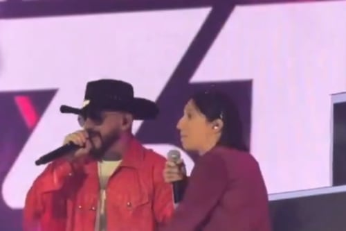 Elly Schlein rapper per una sera: a sorpresa sale sul palco con J-Ax