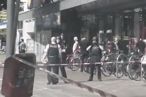 Amburgo, arabo grida "Allah akbar" e accoltella i clienti al supermercato: un morto