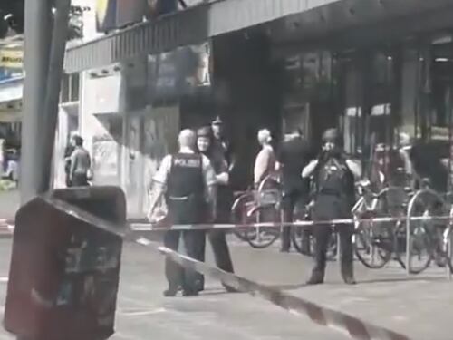 Amburgo, arabo grida "Allah akbar" e accoltella i clienti al supermercato: un morto