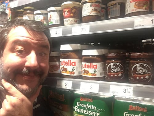 Il selfie di Salvini con la Nutella. Prova a far pace con Ferrero?