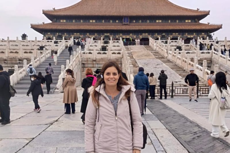 Ilaria Salis sbarca in Cina: “Parliamo con loro non con Trump”. E tesse le lodi di Pechino