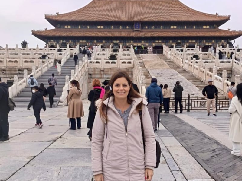 Ilaria Salis sbarca in Cina: “Parliamo con loro non con Trump”. E tesse le lodi di Pechino