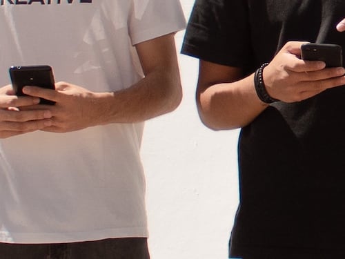 Sesso con minori, maestra delle elementari ai domiciliari. "In chat era Zia Martina" come li ha adescati