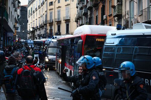 Napoli, la protesta per il reddito finisce male: traffico in tilt e scontri