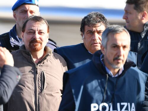 Cesare Battisti è arrivato in Italia. Dritto in cella: starà sei mesi in isolamento