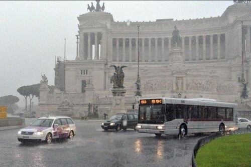 Nubifragio a Roma. Traffico paralizzato e treni in tilt