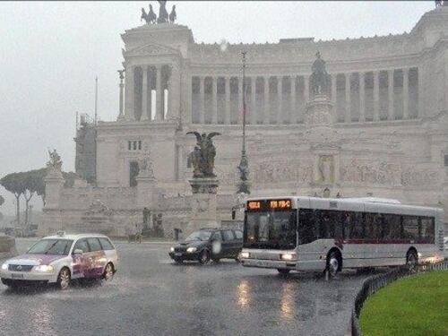Nubifragio a Roma. Traffico paralizzato e treni in tilt