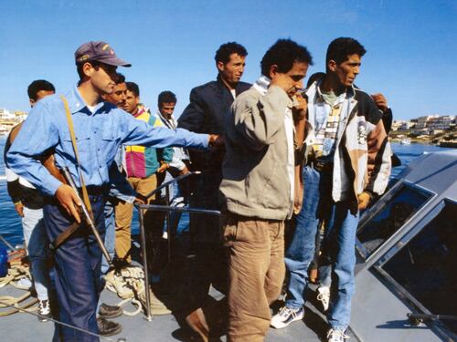 Lampedusa al collasso: il sindaco disperato, Salvini attacca