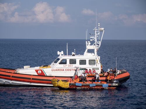 Migranti, gli sbarchi diminuiscono. Il nuovo patto fa esultare l’Europa