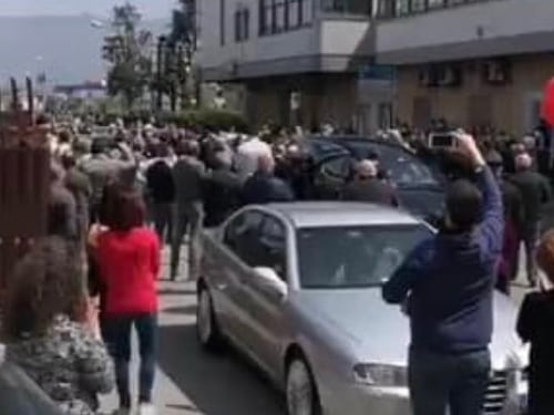Incredibile a Napoli: folla al corteo funebre del sindaco morto di coronavirus