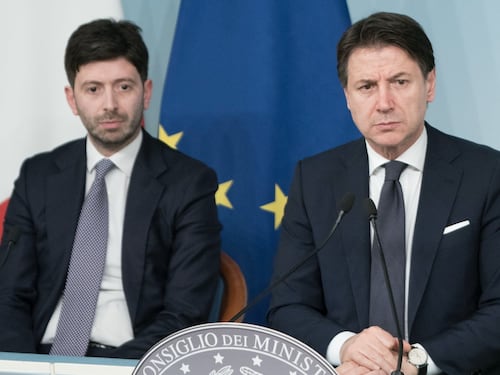 Mascherine Covid contraffatte: bufera su Conte e Speranza