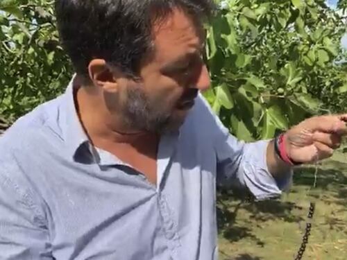 Donna congolese strappa camicia e rosario dal collo a Salvini: il video dell'aggressione
