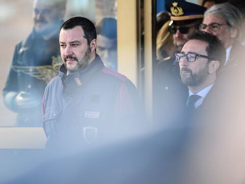 Salvini in aeroporto: "L'infame assassino adesso pagherà in galera"