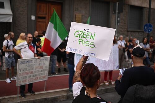 L’abitudine alla libertà limitata è il vero rischio del green pass