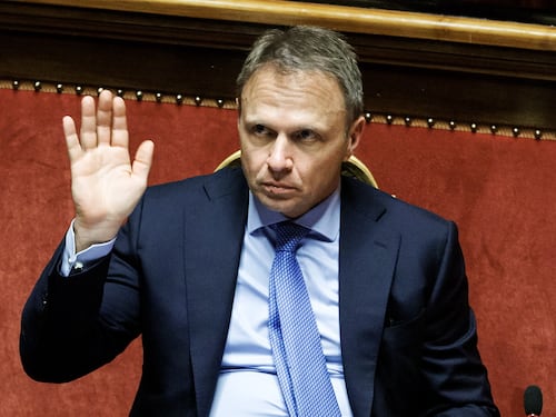 Nuovo blitz ecologista: a Napoli contestato il ministro Lollobrigida