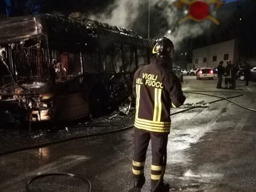 Ennesimo autobus flambé. Il 16 va a fuoco vicino al capolinea