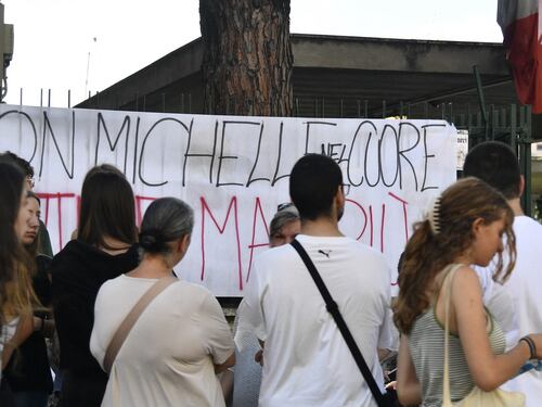Michelle Causo, folla alla fiaccolata a Primavalle. Gli amici urlano: "Giustizia"