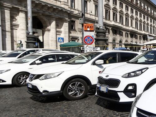 Taxi, l'Antirtust indaga sui disservizi. Il governo assicura: al lavoro sul dossier