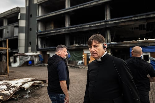 Con don Coluccia nel palazzo dello stupro. Gli occupanti urlano e minacciano