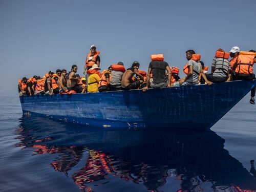 Migranti, barchino si rovescia al largo di Lampedusa: almeno 20 morti, ci sono dispersi