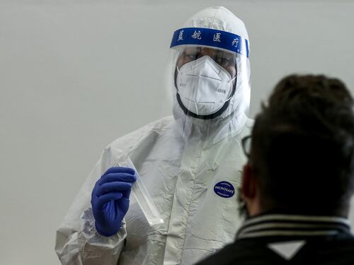 Coronavirus, bollettino 18 ottobre: quasi 12mila positivi, i morti sono 69. Boom in Lombardia e nel Lazio