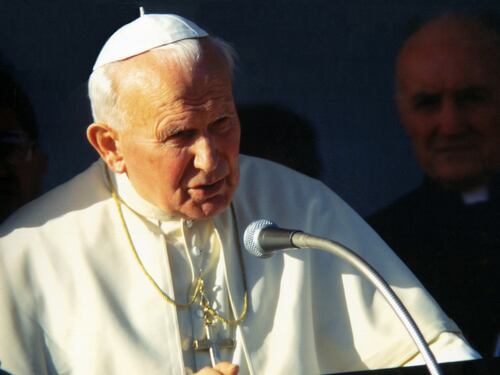 Giovanni Paolo II, l'intervista al cardinale Dziwisz: "Così Papa Wojtyla è tornato a Dio. Noi vicino a lui sapevamo già che era un Santo"