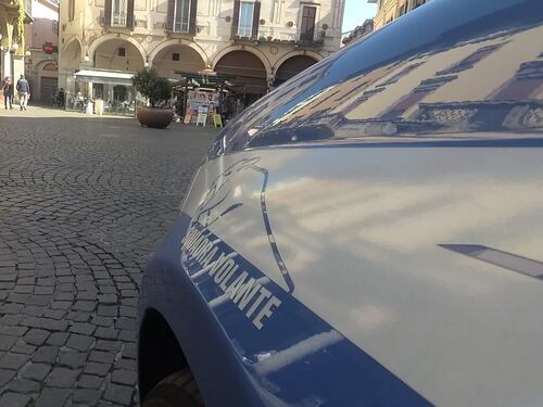 Lancia un masso di 8 kg da un cavalcavia sulla A4, arrestato