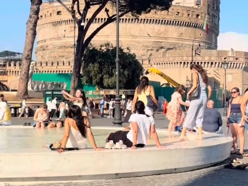 Fontane come piscine, boom di sanzioni per i turisti