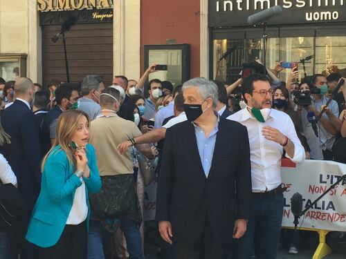 "Conte vaffa" e "libertà, libertà", gli slogan del centrodestra in piazza